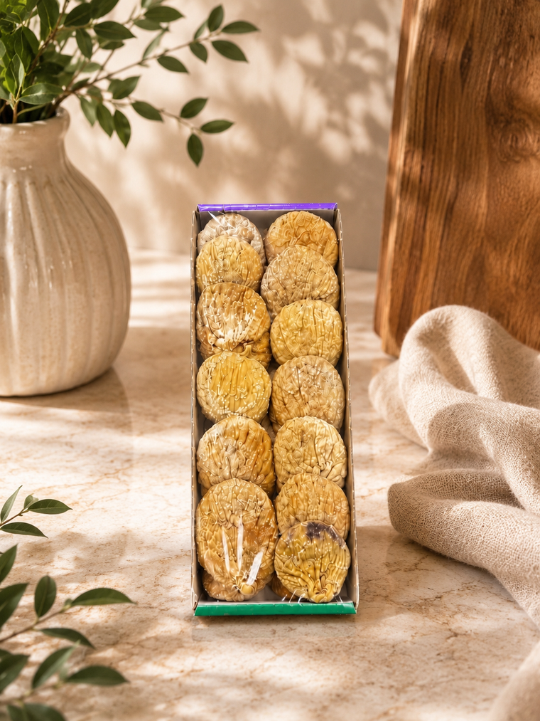 Premium sun-dried figs in a 500g Royal Roastery NOLA gift box, arranged with a natural aesthetic.